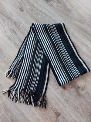 Nowy szalik z frędzlami w paski