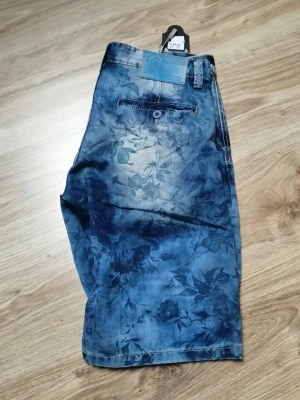 Nowe krótkie spodenki jeansowe